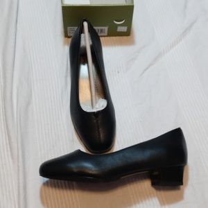 TROTTERS DORIS PUMPS WOMENS 7 WW EXTRA WIDE DRESS SHOES BLOCK HEEL 1 1/4".